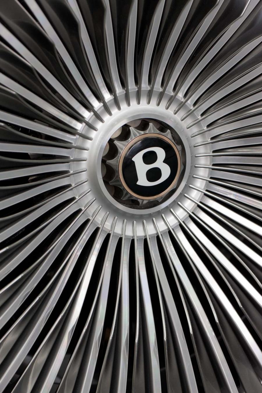 Колеса Bentley EXP 9 F Concept 2012 года  (фото 12 из 24)